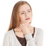 perbedaan antara sakit tenggorokan dan radang tenggorokan